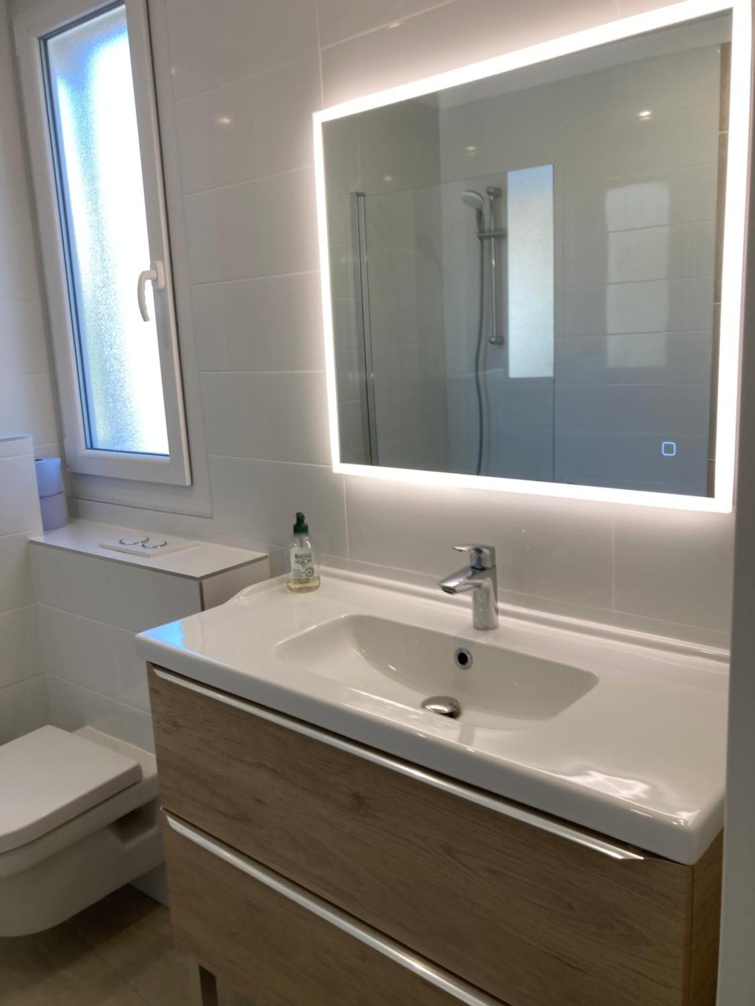 Parentale , Salle De Bain Privee, Acces Plages & Vue Du Salon Dans Partage ,, Master Bedroom, Private Bathroom, Access & Sea View , At Inhabitant's House *