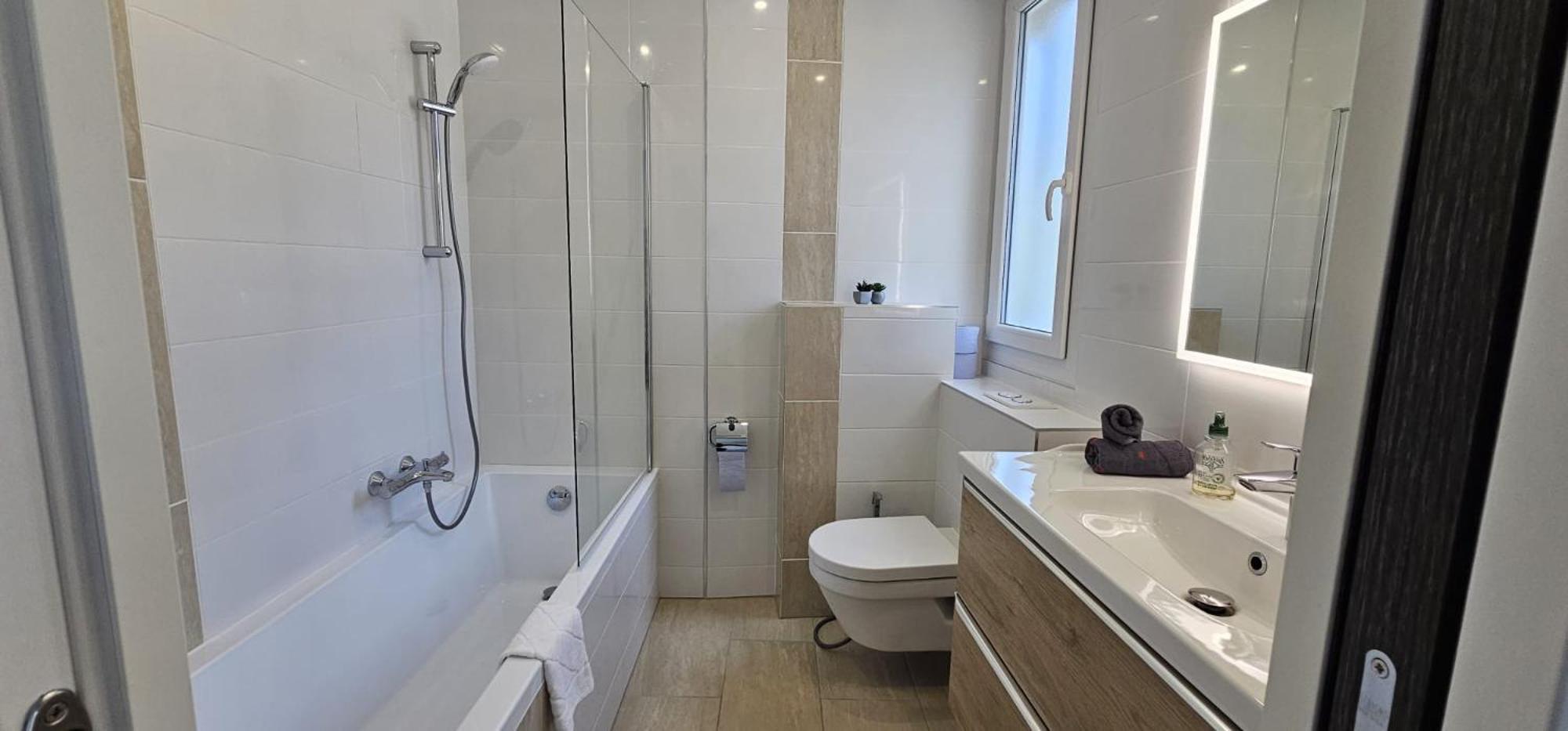 Homestay Parentale , Salle De Bain Privee, Acces Plages & Vue Du Salon Dans Partage ,, Master Bedroom, Private Bathroom, Access & Sea View , At Inhabitant's House