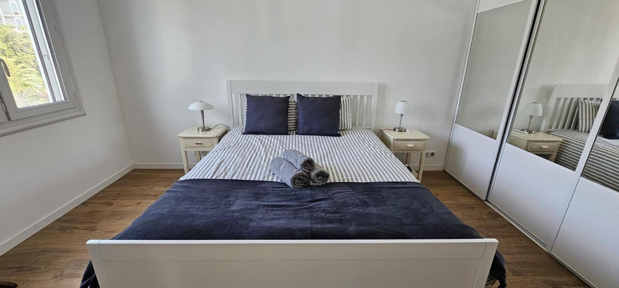 Parentale , Salle De Bain Privee, Acces Plages & Vue Du Salon Dans Partage ,, Master Bedroom, Private Bathroom, Access & Sea View , At Inhabitant's House Cannes