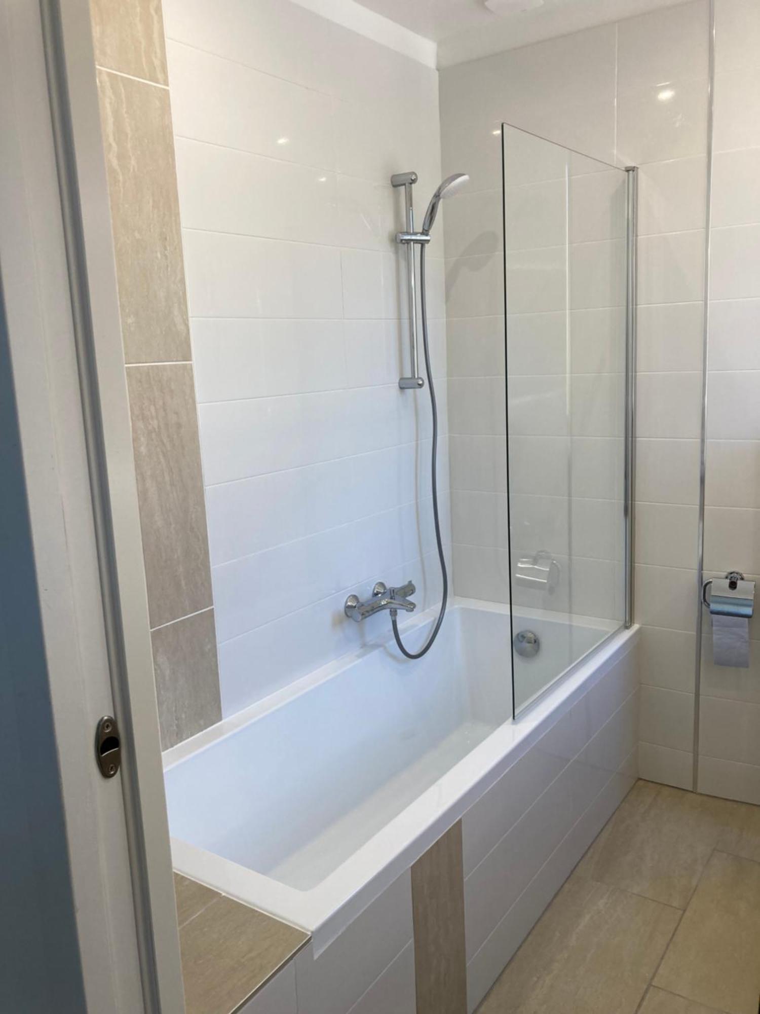 Alloggio in famiglia Parentale , Salle De Bain Privee, Acces Plages & Vue Du Salon Dans Partage ,, Master Bedroom, Private Bathroom, Access & Sea View , At Inhabitant's House Cannes