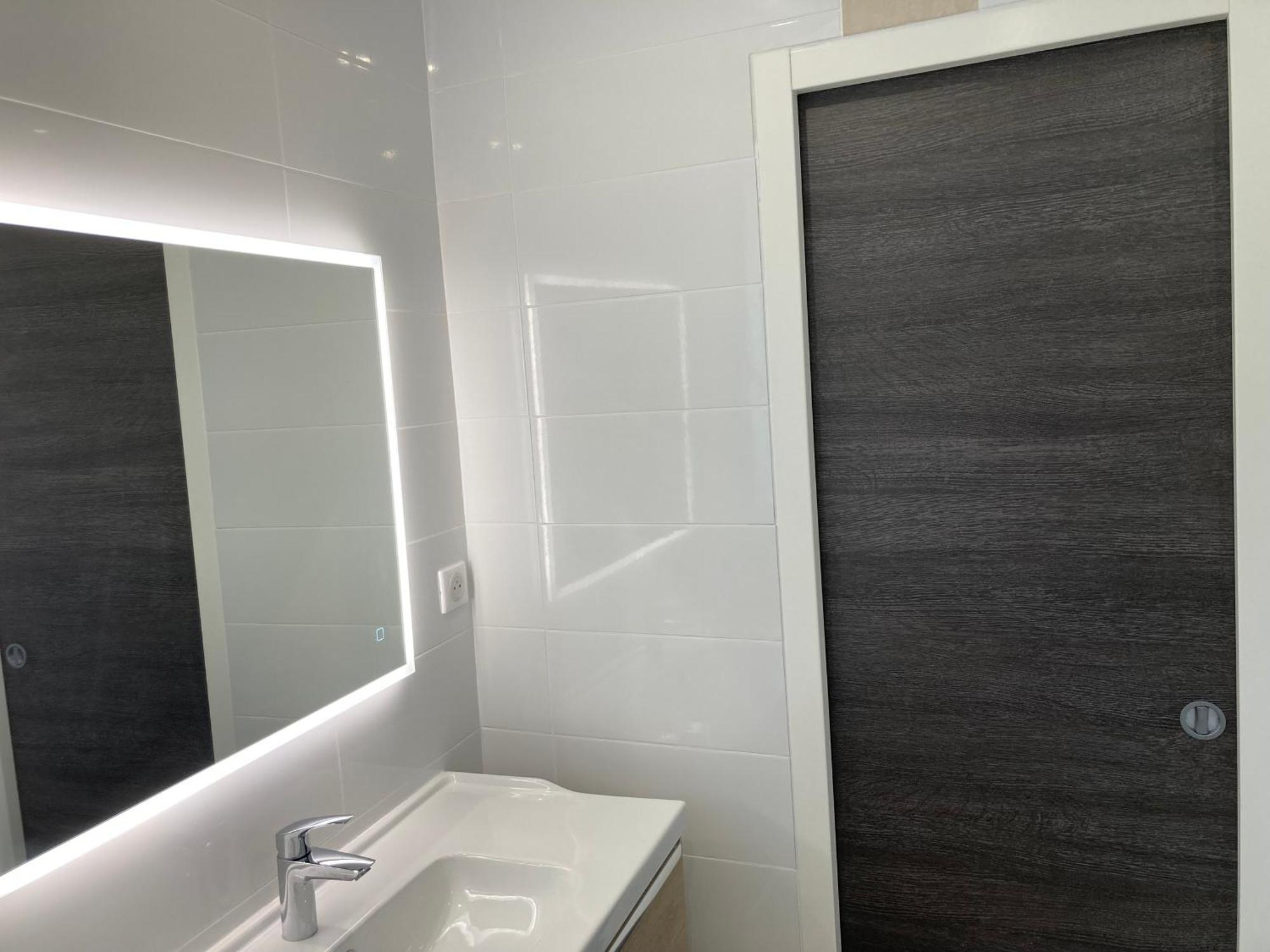 Parentale , Salle De Bain Privee, Acces Plages & Vue Du Salon Dans Partage ,, Master Bedroom, Private Bathroom, Access & Sea View , At Inhabitant's House Alloggio in famiglia *