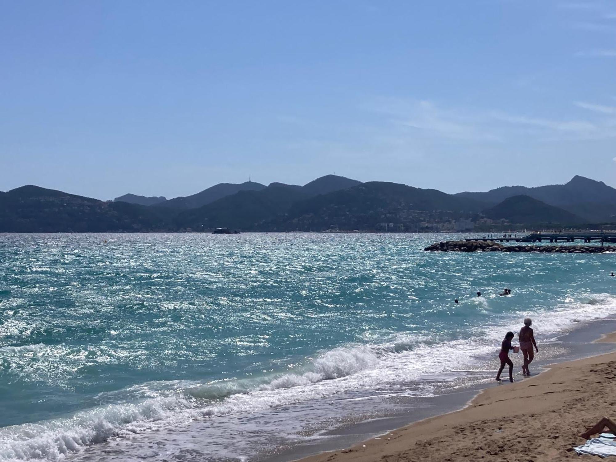 Parentale , Salle De Bain Privee, Acces Plages & Vue Du Salon Dans Partage ,, Master Bedroom, Private Bathroom, Access & Sea View , At Inhabitant's House Homestay Cannes