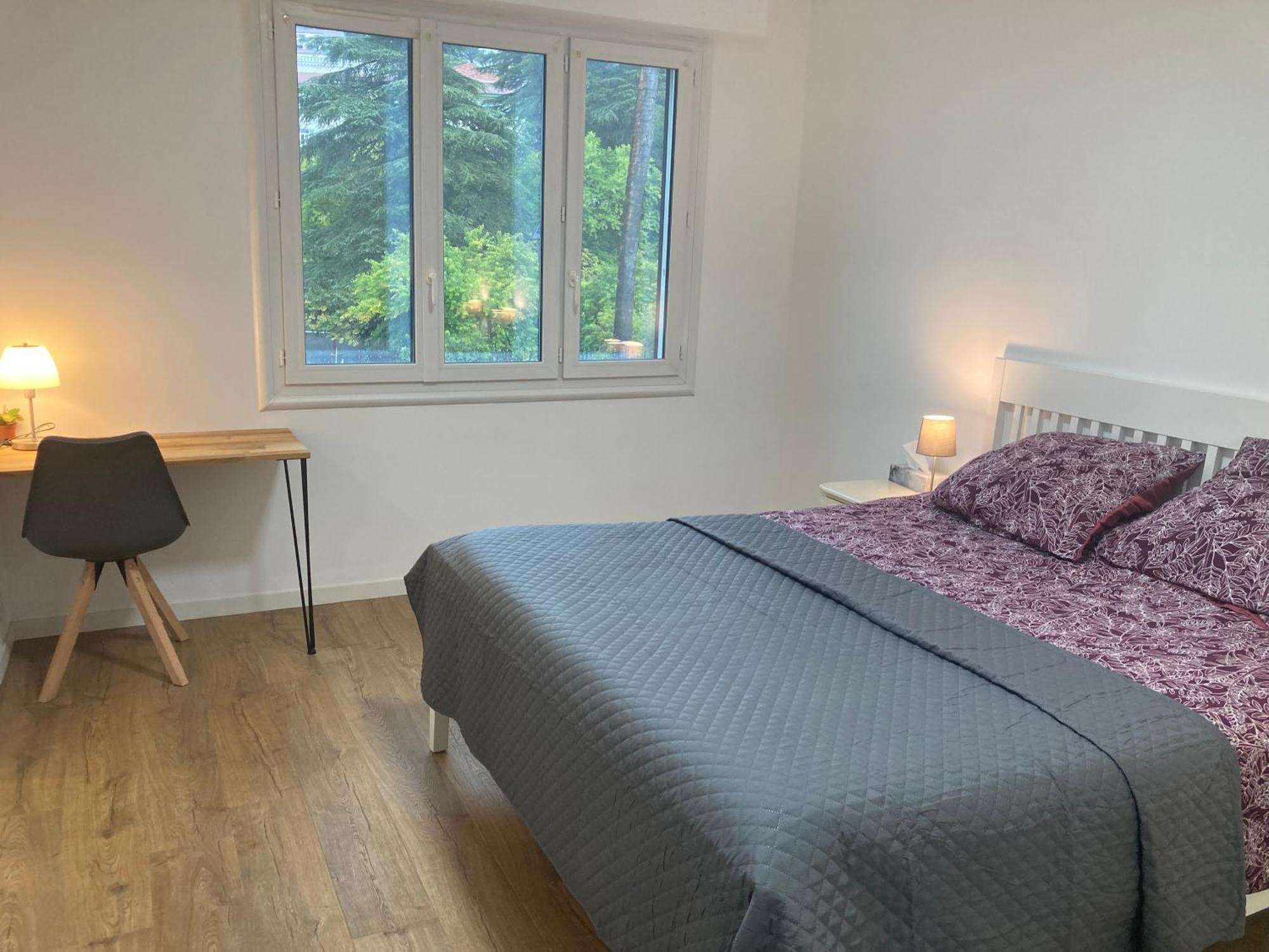 Parentale , Salle De Bain Privee, Acces Plages & Vue Du Salon Dans Partage ,, Master Bedroom, Private Bathroom, Access & Sea View , At Inhabitant's House * Cannes