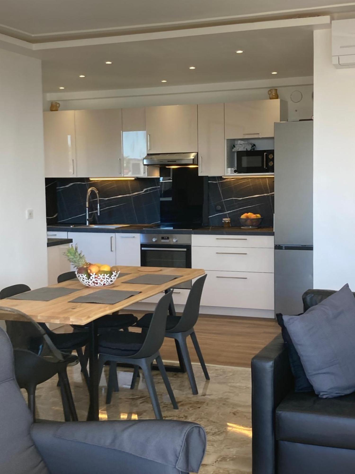 Parentale , Salle De Bain Privee, Acces Plages & Vue Du Salon Dans Partage ,, Master Bedroom, Private Bathroom, Access & Sea View , At Inhabitant's House Cannes