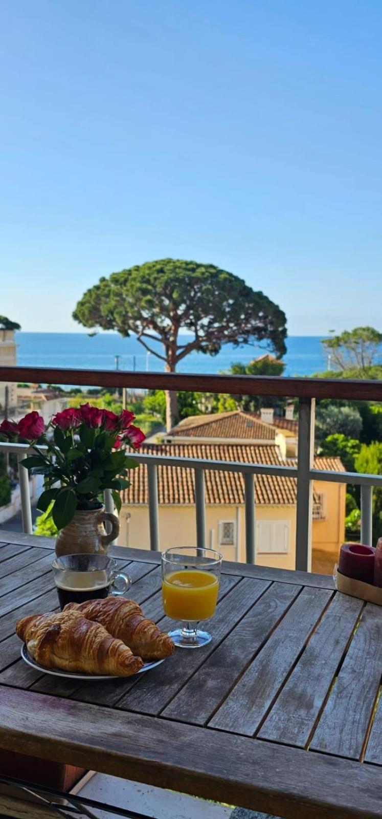 Parentale , Salle De Bain Privee, Acces Plages & Vue Du Salon Dans Partage ,, Master Bedroom, Private Bathroom, Access & Sea View , At Inhabitant's House Homestay Cannes