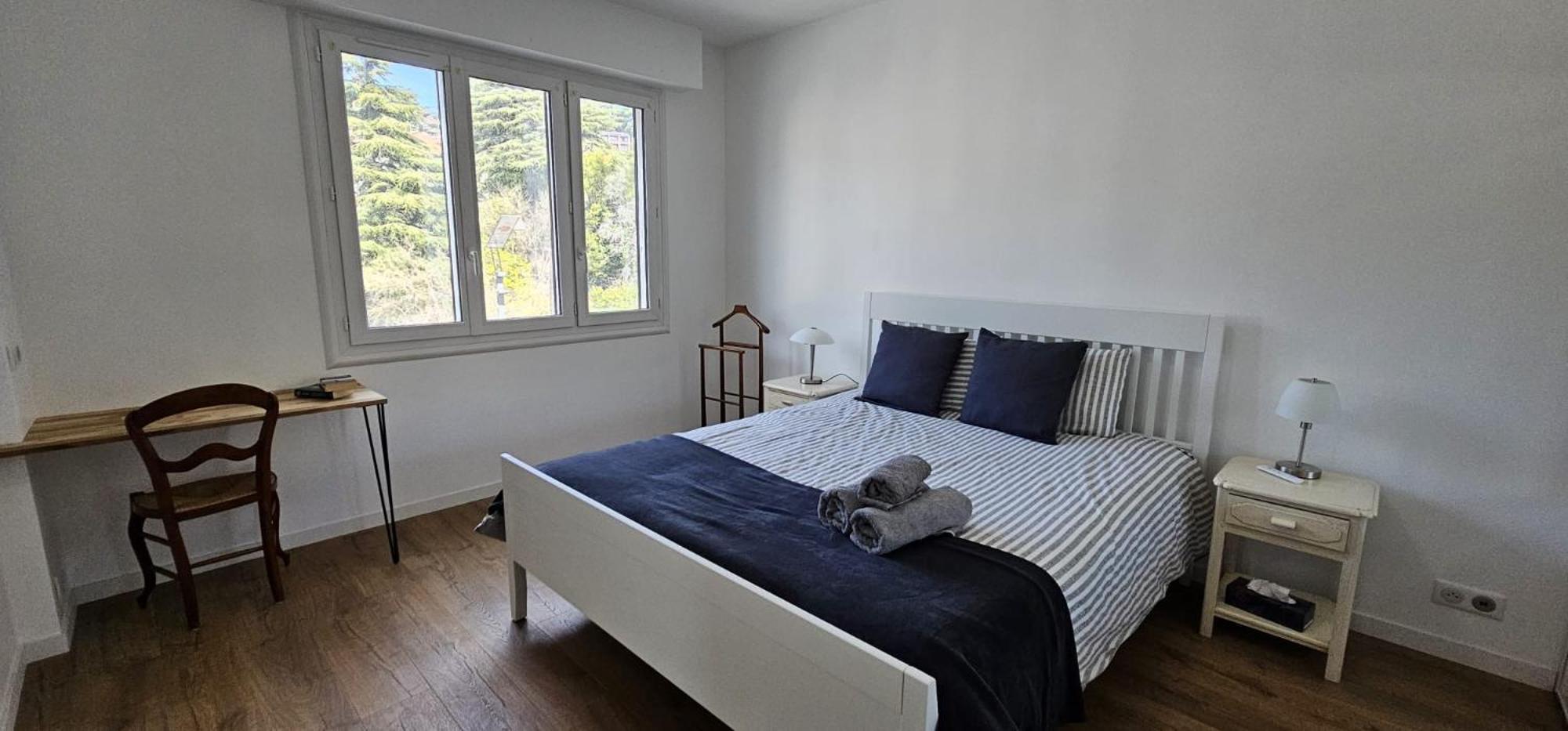 Homestay Parentale , Salle De Bain Privee, Acces Plages & Vue Du Salon Dans Partage ,, Master Bedroom, Private Bathroom, Access & Sea View , At Inhabitant's House Cannes