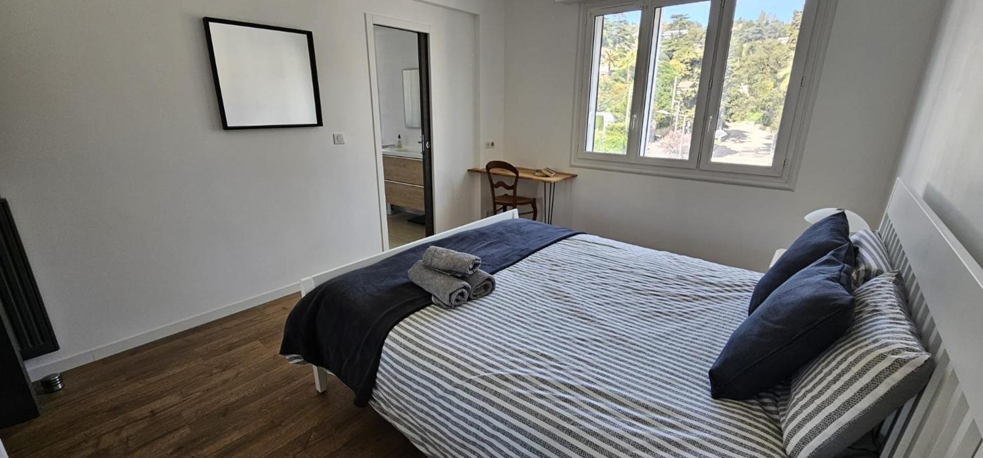 Parentale , Salle De Bain Privee, Acces Plages & Vue Du Salon Dans Partage ,, Master Bedroom, Private Bathroom, Access & Sea View , At Inhabitant's House Homestay *